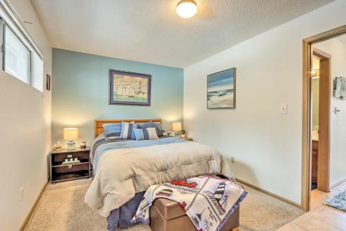 Postel nebo postele na pokoji v ubytování Pool and Boat Slip Available Osage Beach Condo!