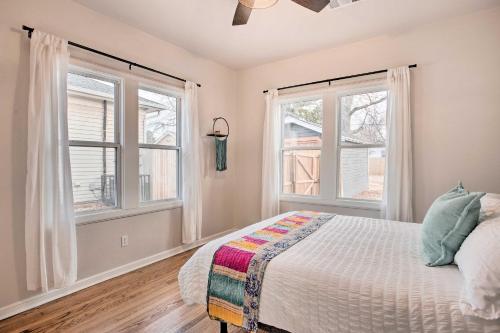 Ένα ή περισσότερα κρεβάτια σε δωμάτιο στο Charming Downtown Home with Updated Interior!