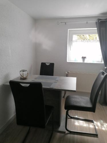 a table and chairs in a room with a window at Schönes Appartement " Die Ponybude" auf unserem Reiterhof in Birkenbeul