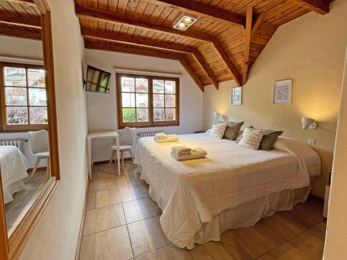 - une chambre avec un grand lit dans l'établissement Latitud Cuarenta, à San Martín de los Andes