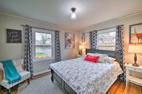 Ένα ή περισσότερα κρεβάτια σε δωμάτιο στο Chic Vancouver Cottage 1 Mile to Main Street