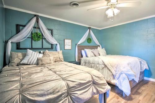 Łóżko lub łóżka w pokoju w obiekcie Lakefront Gem with Screened Porch and Game Room!