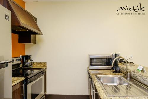 Kitchen o kitchenette sa Pueblito Escondido by Mistik Vacation Rentals