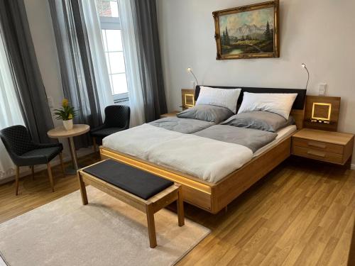 アルテンアールにあるHotel zum Rittersprungのベッドルーム1室(ベッド1台、テーブル、椅子付)