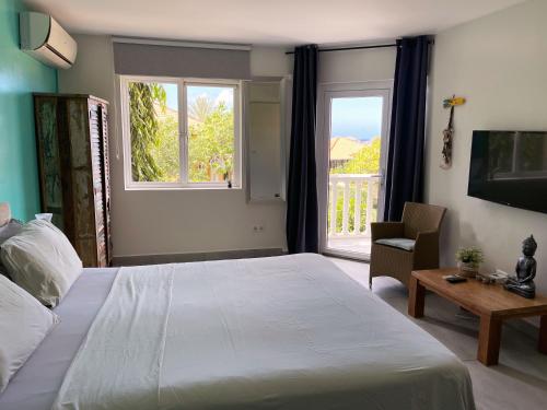 Un pat sau paturi într-o cameră la Blue Bay Beach Apartment