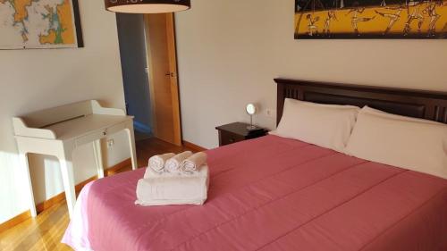 A bed or beds in a room at Residencial Cabodeiro