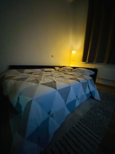 Una cama o camas en una habitación de Fast Comfort