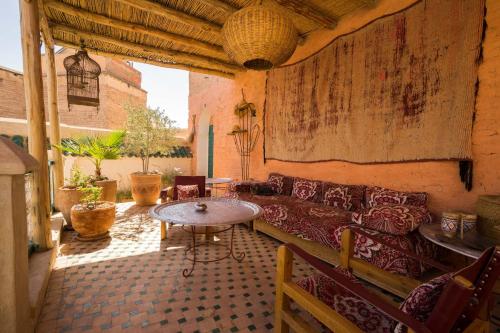 un soggiorno con un divano e un tavolo di Dar Kleta a Marrakech
