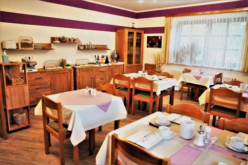 Příslušenství pro přípravu čaje a kávy v ubytování Gästehaus Strini