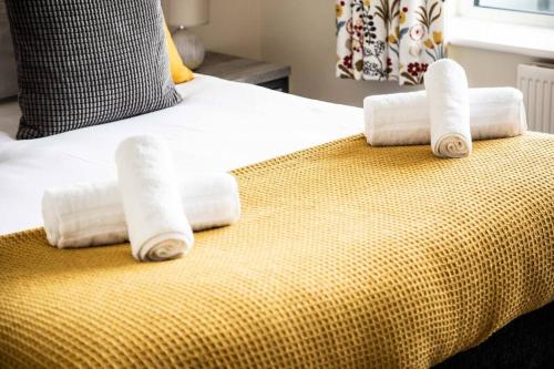 מיטה או מיטות בחדר ב-Ashford Penthouse Apartment near town with free parking, linens & towels great for contractors or families