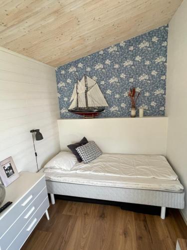 łóżko w pokoju z żaglami na ścianie w obiekcie Stuga smögen w mieście Smögen