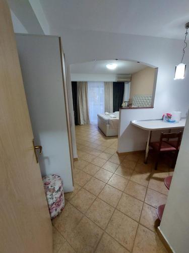 une chambre avec une cuisine et une chambre avec une table dans l'établissement Exclusive Apartments with Lake view, à Ohrid
