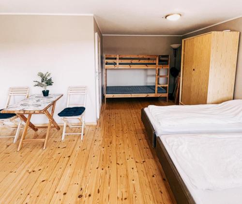 Poschodová posteľ alebo postele v izbe v ubytovaní Wypoczynek Mazurska Górka
