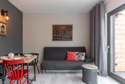 ein Wohnzimmer mit Couch und Tisch in der Unterkunft Noclegi LIW APARTMENTS Hotel Apartamenty in Węgrów
