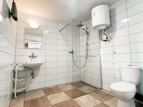 La salle de bains est pourvue d'une douche, de toilettes et d'un lavabo. dans l'établissement Wypoczynek Mazurska Górka, à Stare Juchy