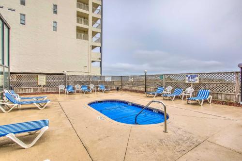 Bazén v ubytování Coastal Condo with Balcony in North Myrtle Beach! nebo v jeho okolí