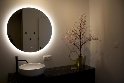 La salle de bains est pourvue d'un lavabo blanc et d'un miroir. dans l'établissement Aan Wal, à Rekem