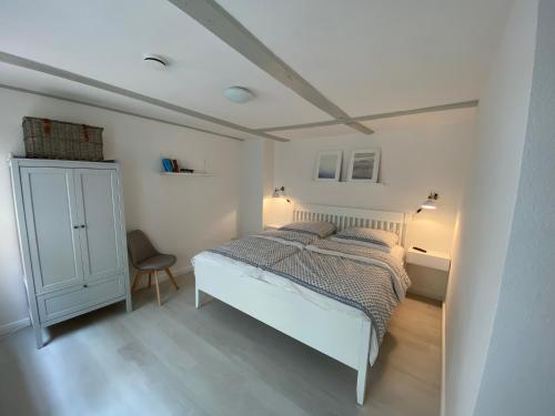 Una cama o camas en una habitación de Hafenkoje Husum