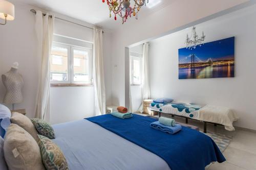 里斯本的住宿－Be Local - Flat with 1 bedroom and terrace in Moscavide - Lisbon，一间卧室设有两张床和一座桥梁