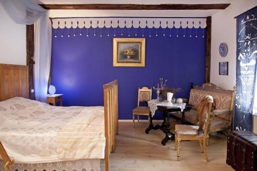 um quarto com uma cama e uma parede azul em rantatalo em Savitaipale