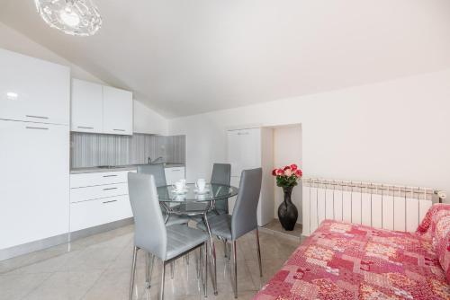 Apartments Vila DKにあるキッチンまたは簡易キッチン