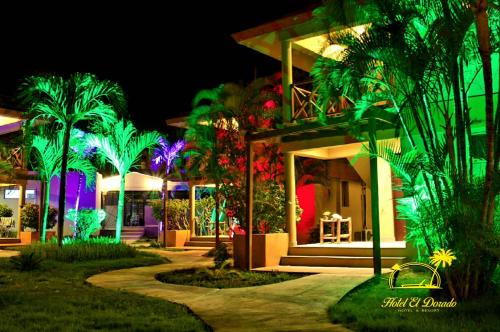 una casa con palme e luci di notte di Hotel El Dorado a La Romana