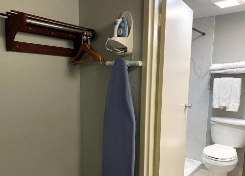 A bathroom at Travelodge by Wyndham Bloomington