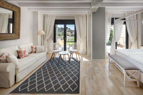 un salon blanc avec un canapé et une table dans l'établissement Pohoda Villas Resort, à Skála Foúrkas