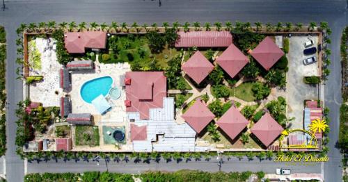 una vista aerea di un resort con piscina di Hotel El Dorado a La Romana