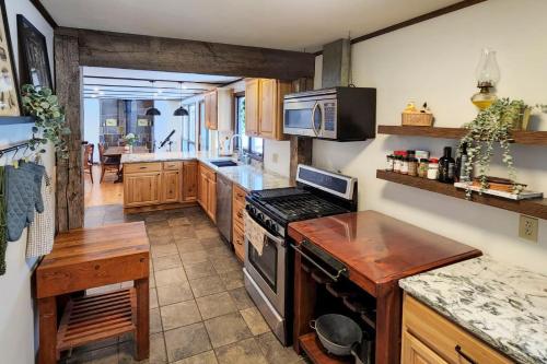 Η κουζίνα ή μικρή κουζίνα στο Burlington Flats House Less Than 13 Mi to Cooperstown!