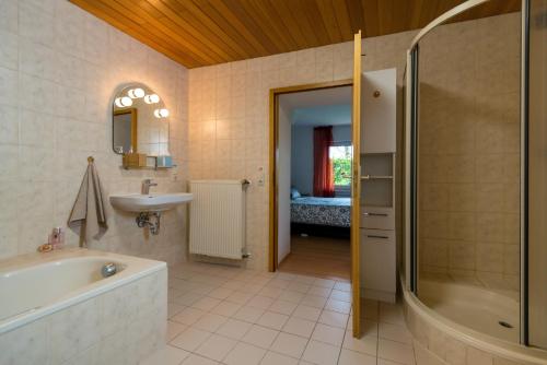 Ванна кімната в FeWo Oasis