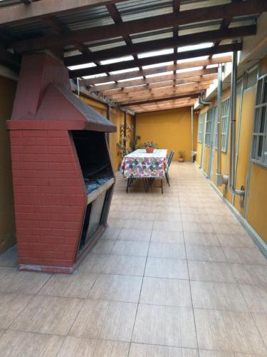 un patio con mesa y mantel. en Departamentos Muñoz en Río Grande