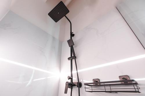 een microfoon op de muur van een kamer bij Petit luxe Apartment in Wenen