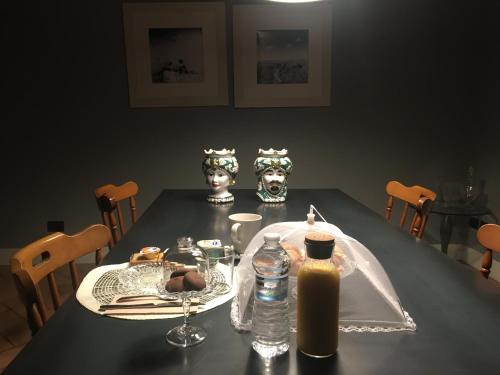 a black table with a plate of food and a bottle of juice at Villa Niccoli in Castelfiorentino