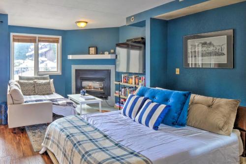 Cette chambre bleue comprend un lit et une cheminée. dans l'établissement Chic Winter Park Studio with Community Hot Tub, à Winter Park