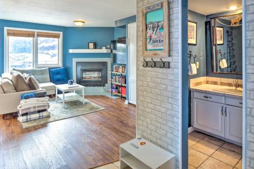 sala de estar con paredes azules y chimenea en Chic Winter Park Studio with Community Hot Tub, en Winter Park