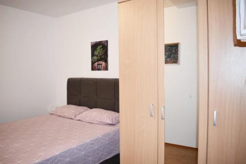 Dormitorio pequeño con cama y armario en City Center Apartment 4 people, en Split