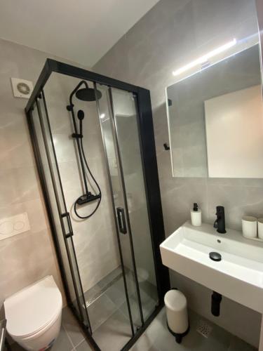 Ένα μπάνιο στο Maritom Apartments