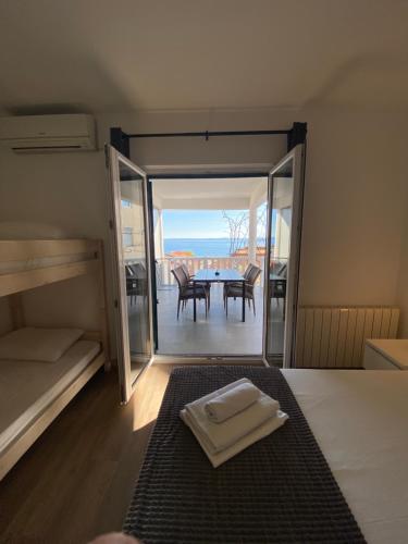 Ένα ή περισσότερα κρεβάτια σε δωμάτιο στο Maritom Apartments