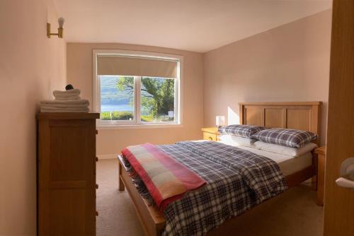 En eller flere senge i et værelse på Conaglen, one bedroom apartment with stunning views.