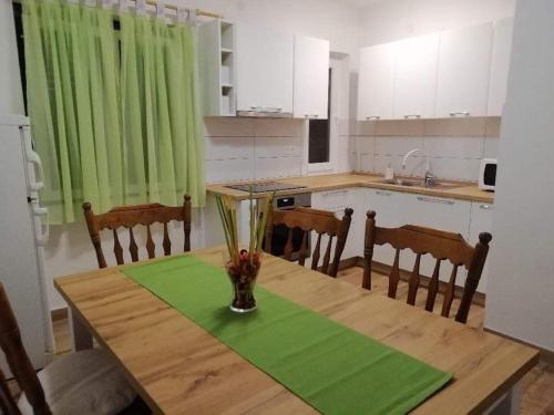 Apartman Josipaにあるキッチンまたは簡易キッチン