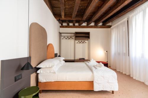 Кровать или кровати в номере Palazzo Miracoli Apartments