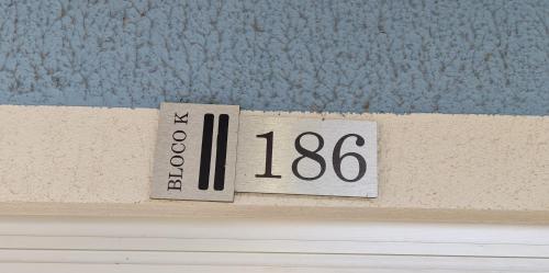 a thermometer on a wall with the number at Lacqua diRoma 1 - Apartamentos JN in Caldas Novas
