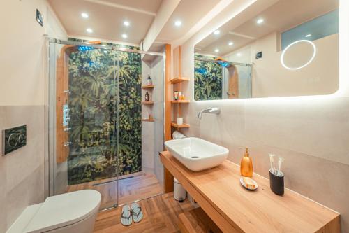 ein Bad mit einem Waschbecken und einer Dusche in der Unterkunft Casitta Suite in Taormina