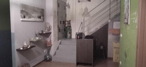 un corridoio con una scala in una casa di Albergue o Apalpador a Melide