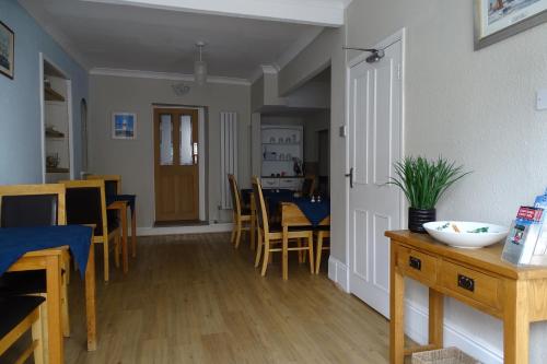 een keuken en eetkamer met een tafel en stoelen bij The Melville in Brixham