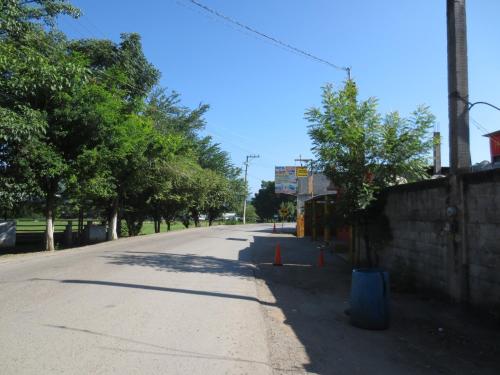 an empty street with trees on the side of the road at Hotel Campo Real Plus Tamasopo in Tamasopo