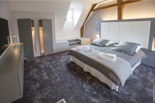 Les Suites du Château de Cheverny في شيفيرني: غرفة نوم بسرير كبير في غرفة