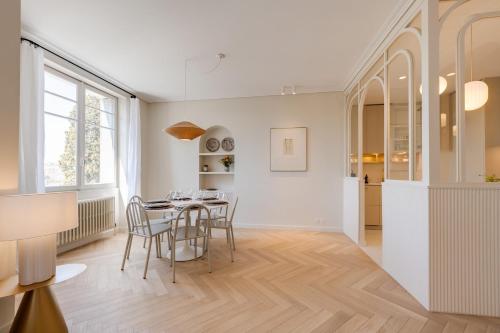 uma cozinha e sala de jantar com mesa e cadeiras em Le Haras 3 bedroom apartment in the heart of Annecy em Annecy