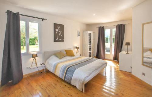 um quarto com uma cama grande e 2 janelas em Nice Home In Espeluche With Kitchen em Espeluche